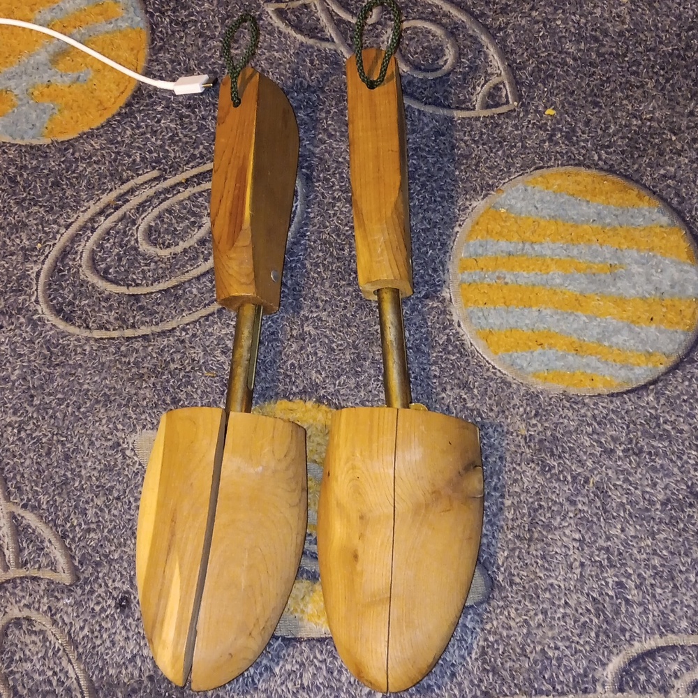 Shoe stretches wooden